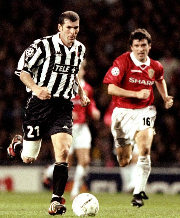 90sfootball's tweet photo. Zinedine Zidane vs Roy Keane. https://t.co/Q7v2IYD8mx