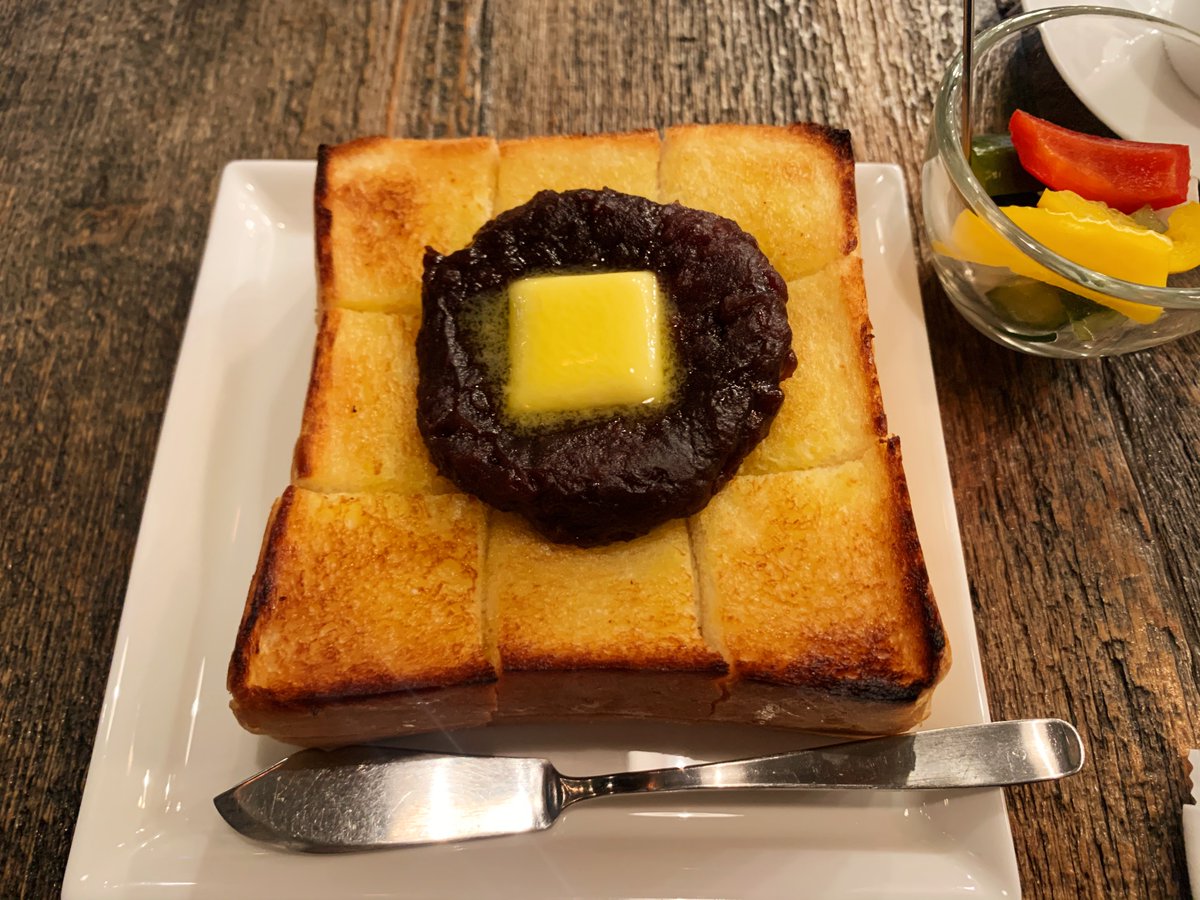 muni_gurume's tweet photo. 【AMBER DROP COFFEE ROASTERS】
@埼玉：川口駅から徒歩8分

こんがり焼き上げた「あんバタートースト」を食べられるお店

厚切りトーストに北海道産小豆を使った餡を載せており、バターが染み込むと最高のコラボレーションを演出してくれます！

トーストの外側カリっと中ふんわりな食感も素敵です✨ https://t.co/xJu3LjZPJL