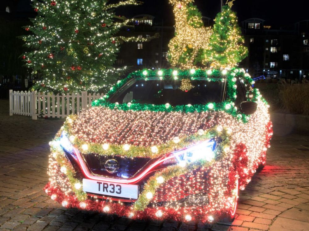 Et si les illuminations de Noël émettaient plus de CO2 que l’automobile ? L'énergie que produit cette Nissan en roulant suffit à couvrir 20 % des besoins annuels d’un foyer européen. De quoi compenser l’impact CO2 des décorations de Noël. challenges.fr/automobile/act… via <a href="/Challenges/">Challenges</a>