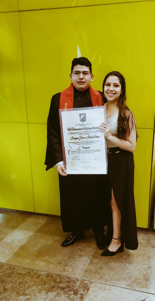 BrianS_Pinzon's tweet photo. Gracias mi amor por estar presente en este momento tan bonito🎊🧡👨‍🎓🎊🧡 @CAMILARAMIREZCU https://t.co/ypGjLjMKEb