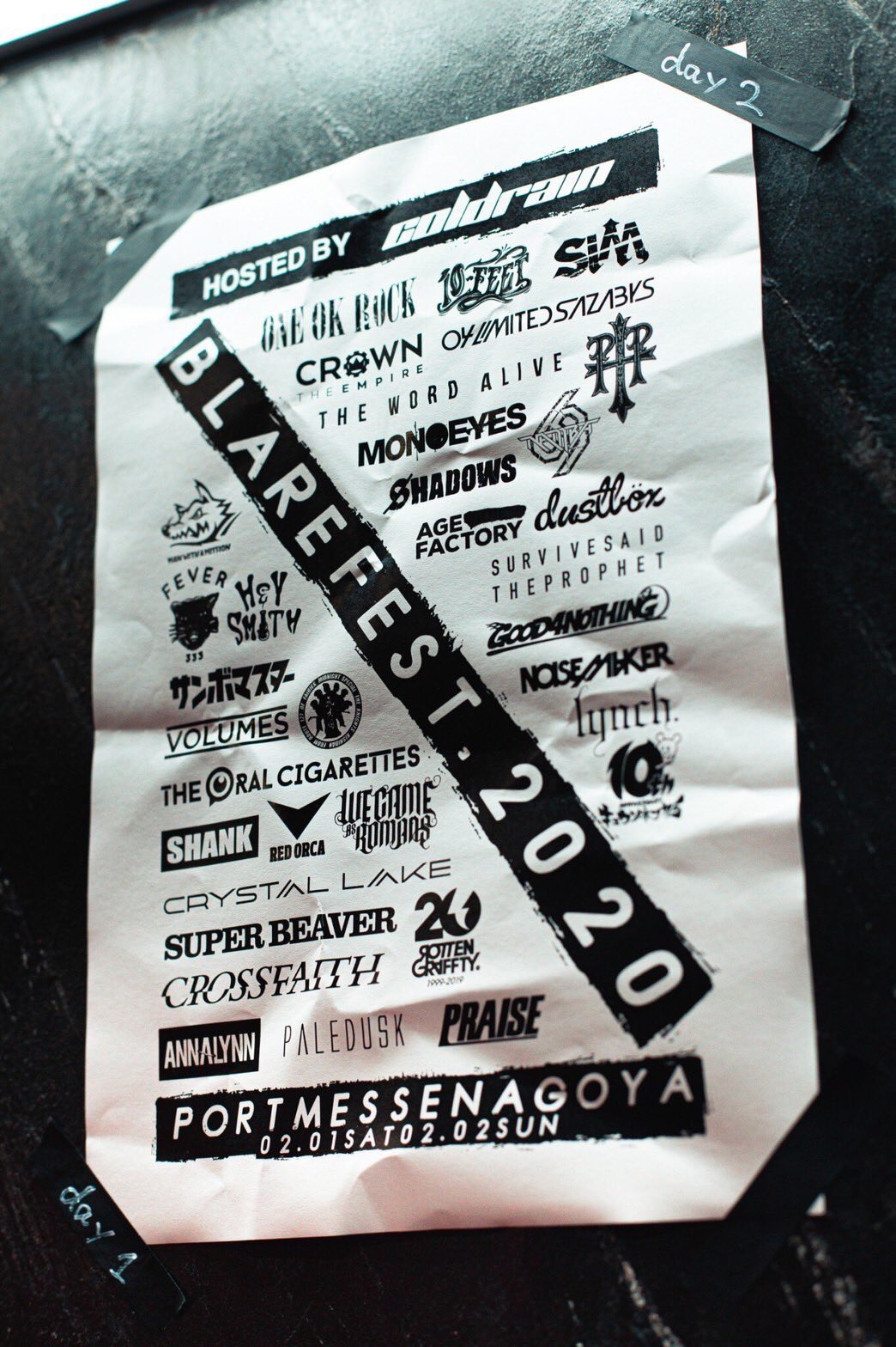 じぇー Creator Designer Coldrain主催fesの広告なんですけど バンドのロゴが綺麗に納められてて Day1 Day2部分がテープに書かれてる今までみたことないfes広告のデザインでエモいです ど渋です かっこいいです Ptp復活 痺れた T Co