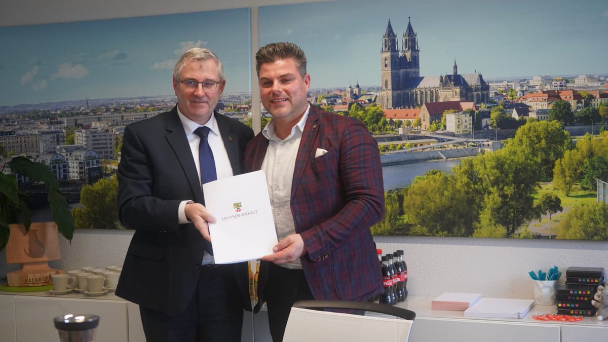 MWL_LSA's tweet photo. Das Wirtschaftsministerium unterstützt die Erweiterung aus der Gemeinschaftsaufgabe „Verbesserung der regionalen Wirtschaftsstruktur“ (GRW) mit 460.000 Euro. Staatssekretär Dr. Jürgen Ude hat den Förderbescheid an Geschäftsführer Matthias Weber überreicht. #sachsenanhalt #hasomed https://t.co/MLZAYeLvPS