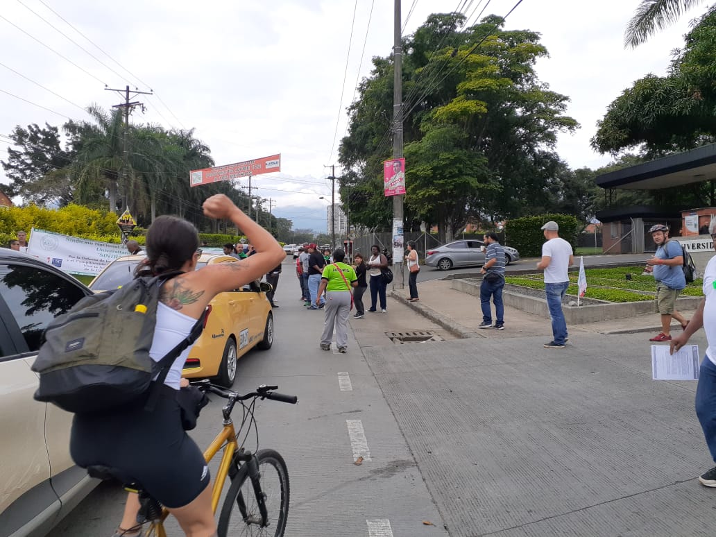 SINTRAUNICOLUSB's tweet photo. @radiosupercali protestas a esta hora en la U San buenaventura cali por los trabajadores sindicalizados  por masacre laborales https://t.co/FY2uzunSJP