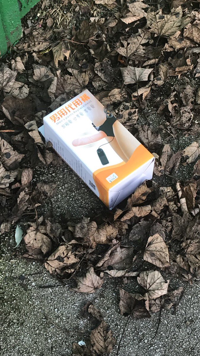 pammonnet's tweet photo. Toujours un vrai bonheur de se balader dans les rues anglaises et de découvrir ce genre de choses par terre 😂😂 https://t.co/Z1Dw1HXGlr