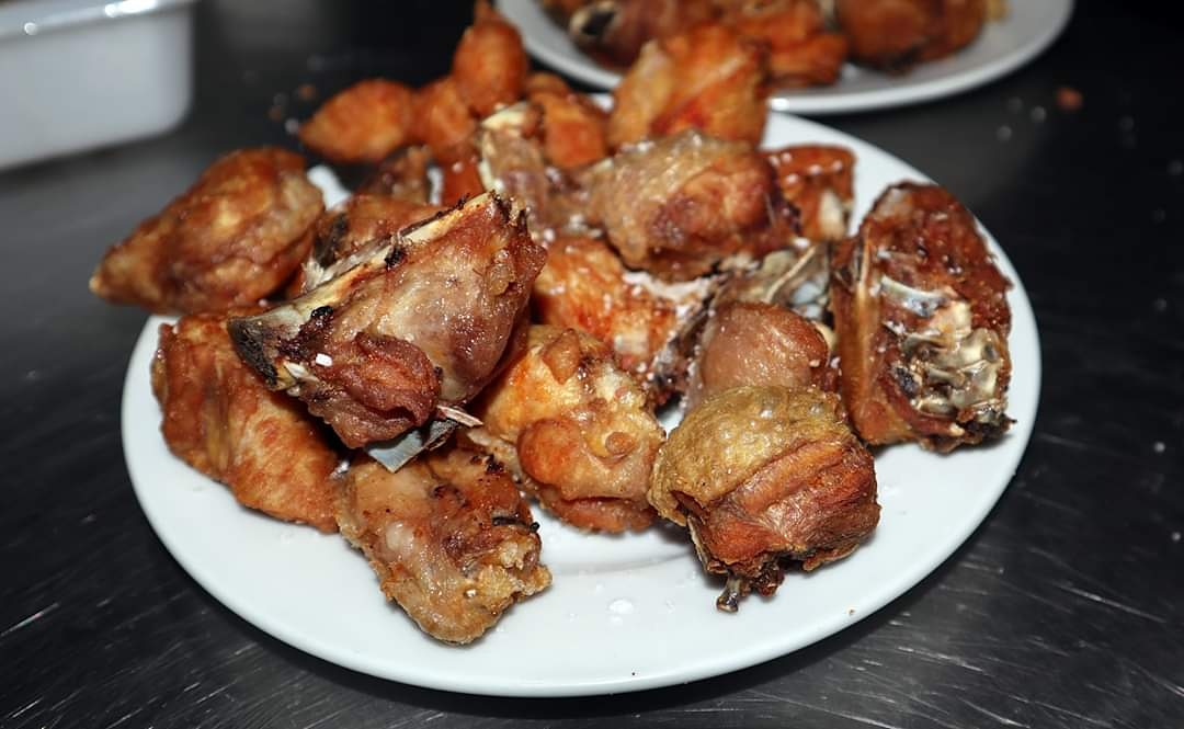 Tasca_botellin's tweet photo. Aprovecha el festivo y almuerza con nosotros. Hoy te proponemos un platito de pollo frito para comenzar tu almuerzo en nuestra tasca.
Estamos en calle José Luis Caro nº10 de Gines.
#comerenGines #tascaBotellin #tapearGines #foodie #tdsgastro #losbotellinesmásfresquitosdeGines https://t.co/PWUcMu3Y2C