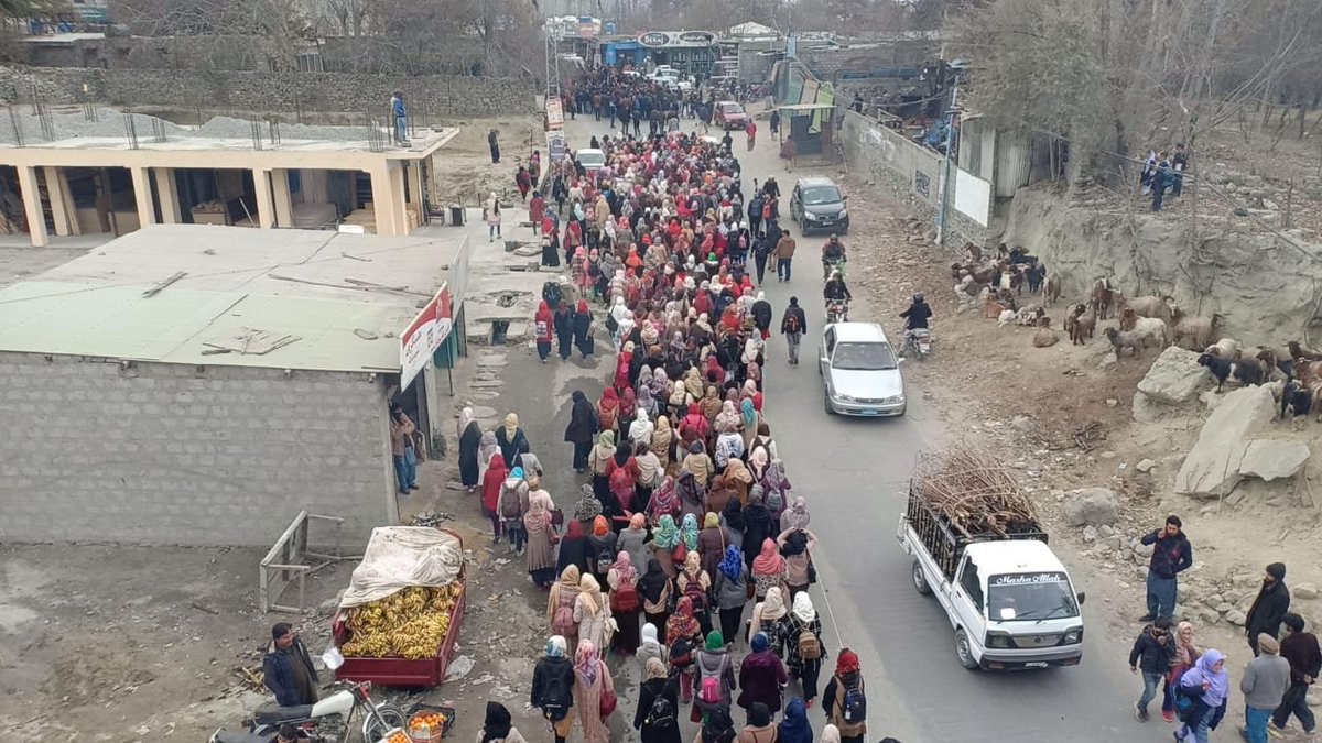 GBAwareness's tweet photo. Students Tsunami in KKH Gilgit.
#StudentsBlockedCPECRoute https://t.co/DUK4VT1rKB