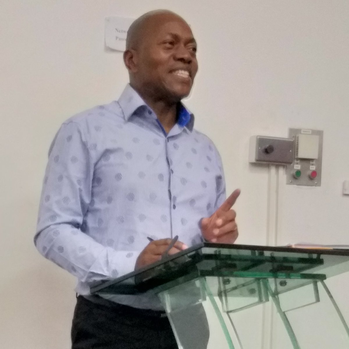 apt_zimbabwe's tweet photo. #HappeningNow! Learning Event on @LFSPZim experiences w local indigenous chicken (#roadrunner) breed improvement model. Lessons learned &best practice. Looking forward 2presentations from a local business, #SAZ and #SIRDC. @UKinZimbabwe @PalladiumImpact @faosfsafrica https://t.co/bKMbqRRZCX