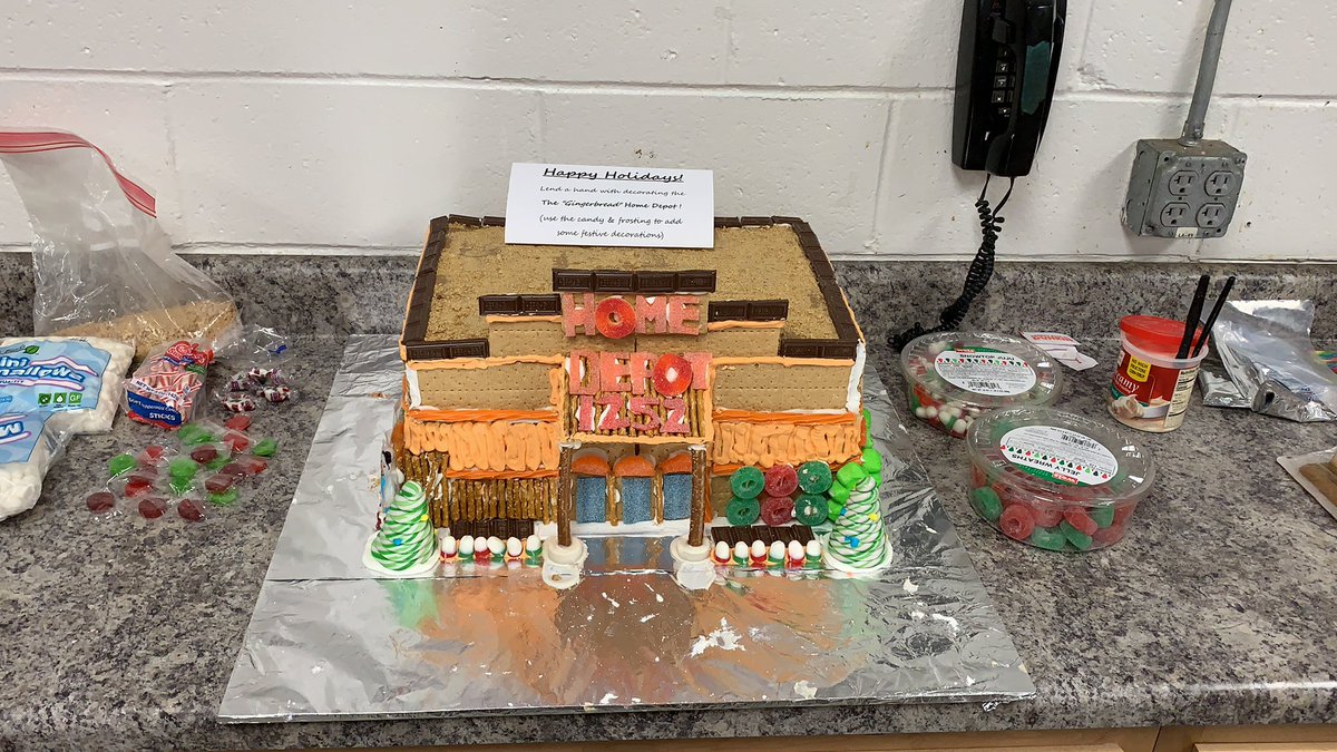 Stratto1Clinton's tweet photo. Daniel from 1252’s MET brought this in for all associates to help decorate. What a great idea! https://t.co/iNy2yhcW13