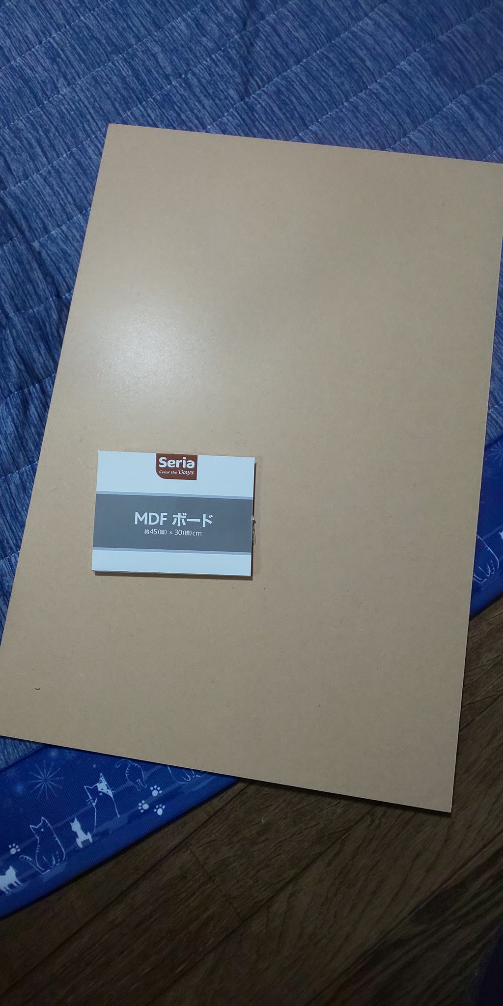 Isao セリア ミラー風タイルシール セリアのミラー風タイルシールなるモノをゲット Mdfボードにブラックボード シートを貼って 更にその上に ブラックボードシートはヘラとかあるとシワを伸ばして貼れます T Co Nxxomqjk3g Twitter
