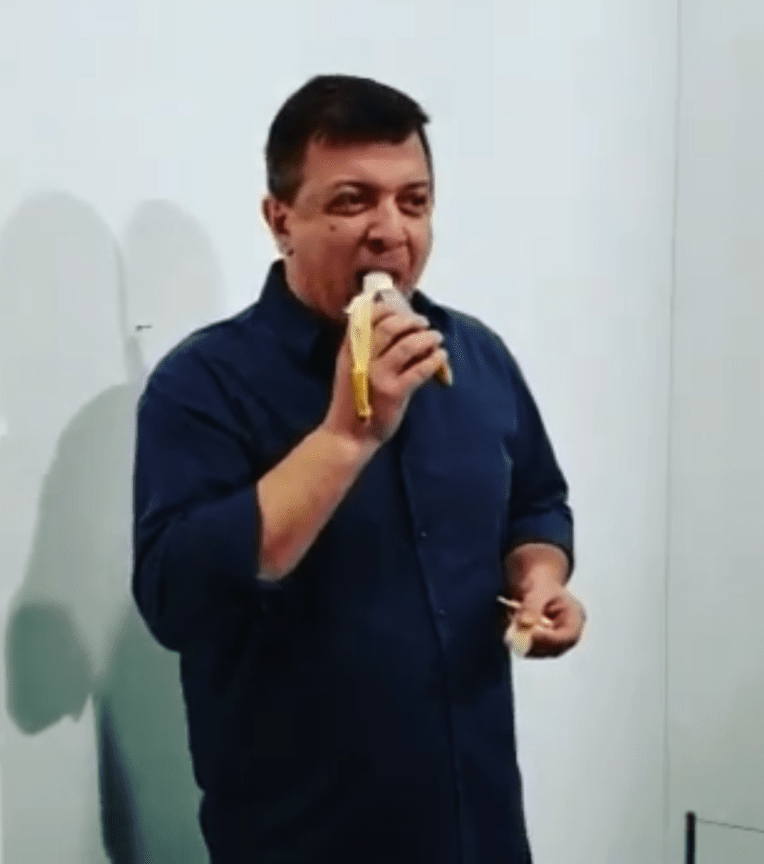 creapills's tweet photo. L’artiste Maurizio Cattelan vend une banane pour 120 000 dollars : un visiteur la mange lors d’une expo

Plus d'infos : https://t.co/LfwtvwfkLW https://t.co/POcc9JYnaf