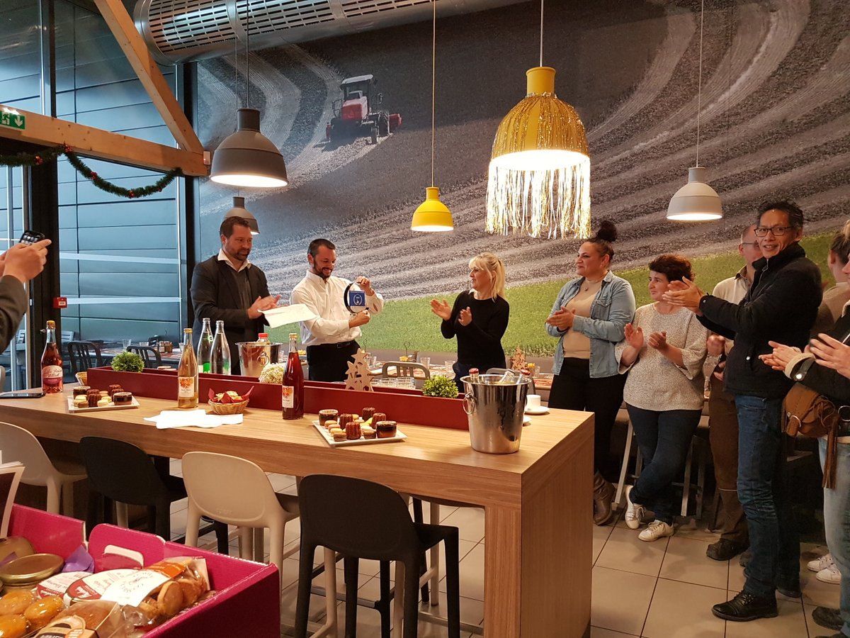 Areas_FR's tweet photo. Une grande fierté pour les équipes Areas de l’aire de Poitiers Chincé de @VINCIAutoroutes @A10Trafic !
Elles remportent aujourd’hui le challenge Cofiroute #ClientSatisfait. Un prix qui récompense nos installations commerciales pour leur qualité, animations clients et RSE. https://t.co/uqoM4FhWkG
