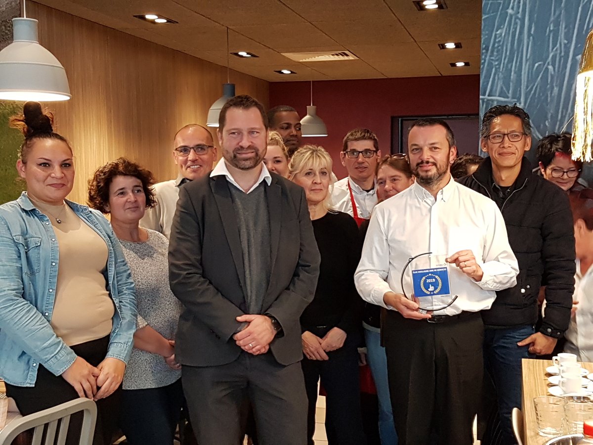 Areas_FR's tweet photo. Une grande fierté pour les équipes Areas de l’aire de Poitiers Chincé de @VINCIAutoroutes @A10Trafic !
Elles remportent aujourd’hui le challenge Cofiroute #ClientSatisfait. Un prix qui récompense nos installations commerciales pour leur qualité, animations clients et RSE. https://t.co/uqoM4FhWkG