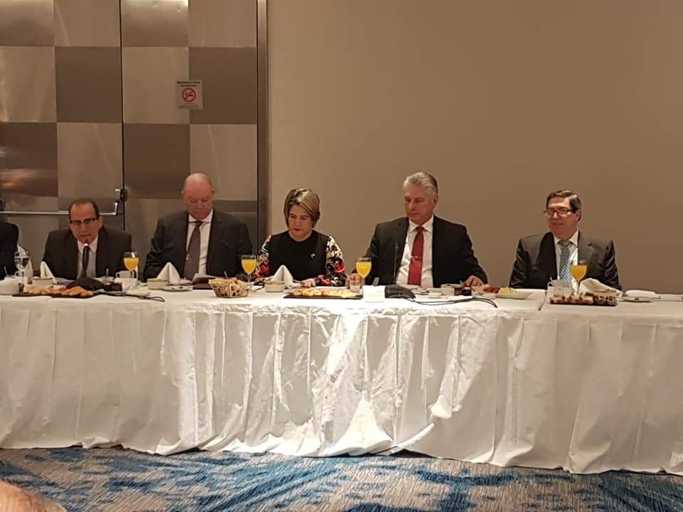R_Malmierca's tweet photo. Presidente @DiazCanelB se reunió con decenas de empresarios de #Argentina. Fructífero intercambio sobre posibilidades concretas para desarrollar comercio bilateral e inversiones argentinas en #Cuba. #SomosCuba @MINCEX_CUBA https://t.co/ZwWnAl5yRN