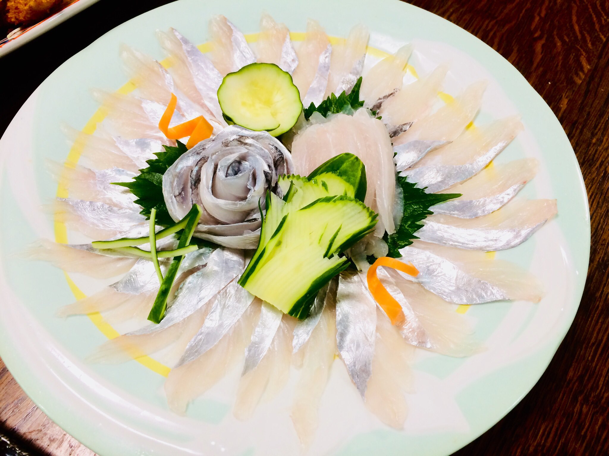 アジフライマン 友人から釣り太刀を貰い フルコースを作っりました 一品目は太刀魚の刺身 太刀魚のお刺身は美味いね Youtubeに捌き方と刺身の作り方 盛り付け方を動画で投稿しましたので 是非見てください T Co Ywgquplzzo Twitter