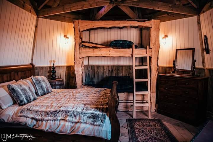 VisitTeesValley's tweet photo. @VisitEngland You can #SwitchOff in #TeesValley with...

Stand Up Paddleboarding Yoga with SUP Adventures
The Garden Spa at @RockliffeHall 
Lakeside hot tubs @WynyardHall 
Glamping at @babymooncamp or @NorthShireGHF 

#MyMicrogapMonday #MyMicrogap #EnjoyTeesValley https://t.co/6fi2saU0Xl