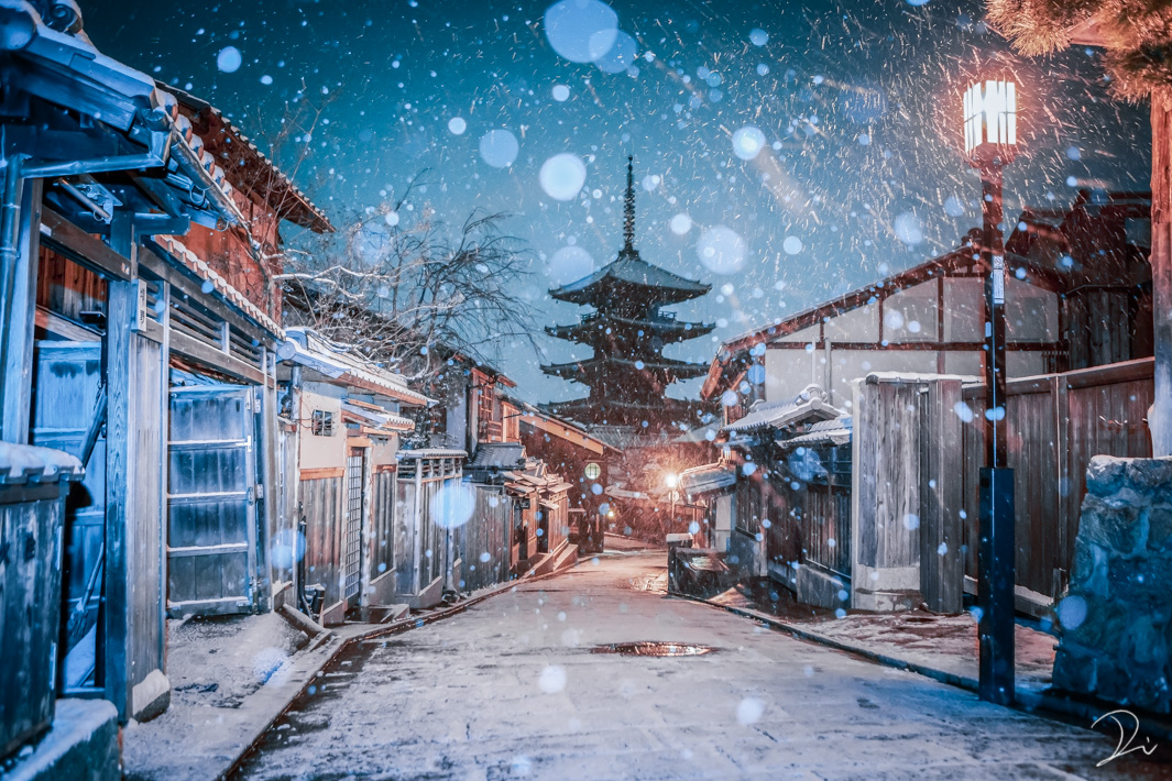 usalica's tweet photo. 雪の降り積もった京都は、目に映る景色全てが物語の世界のような、幻想的な情景になる。

#冬の写真クラスタフォロー祭 https://t.co/rND6q112So