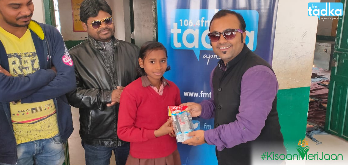 fm_tadka's tweet photo. #KisaanMeriJaan Season-2 #Prayagraj
@tadkarjrahul distributing gifts to farmers and their kids in village #Paltipur #Shahzadpur.
#KMJ #OTOC #FMTadka #ApniSuno https://t.co/r5PRCXvQIZ