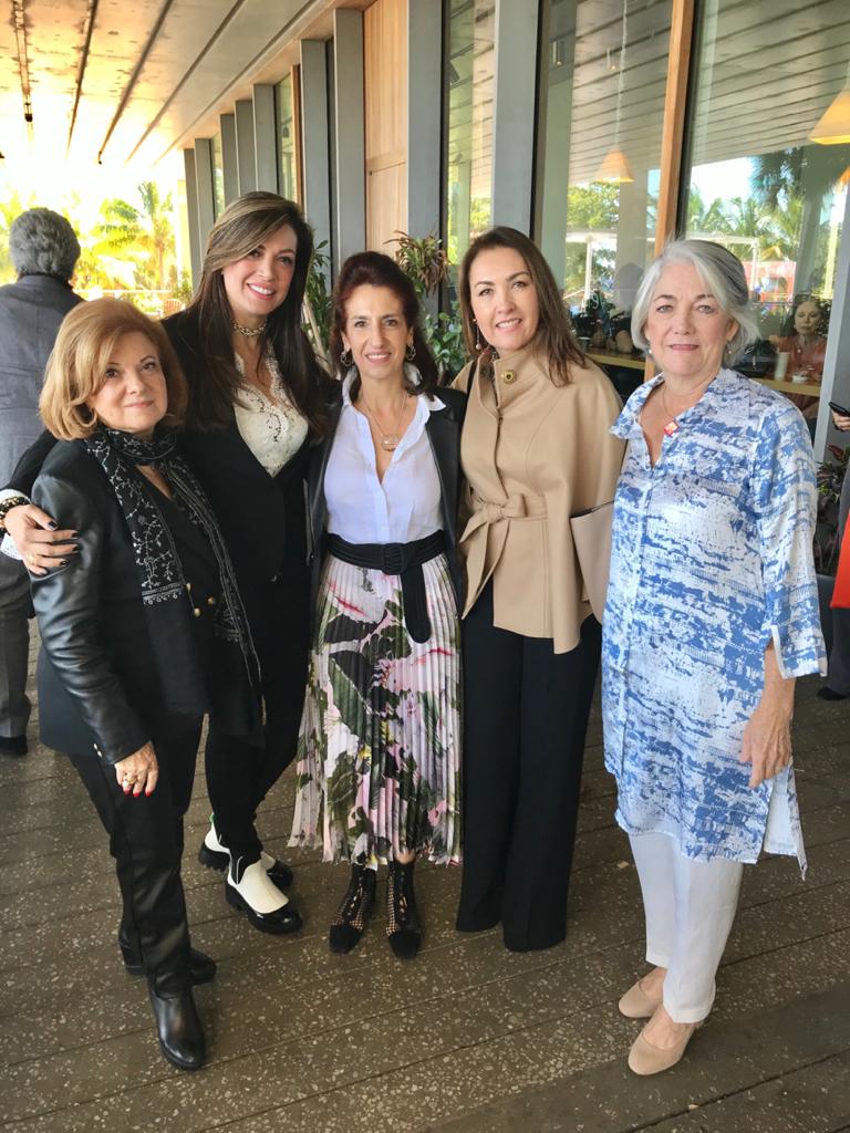 _mambogota's tweet photo. ¡MAMBO internacional! 👏🌎🙌Nuestra Directora, Claudia Hakim, en un evento de la #RedMAMBO, el programa de membresías. Más de 62 amigos del Museo disfrutaron de un brunch al mejor estilo MAMBO: arte y cultura. ¡Gracias a todos por una agradable mañana!
#ElMAMBOnosUne #arte https://t.co/Tmi7vgzjlg