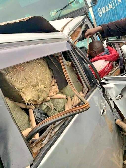 InsecurityKE's tweet image. Dear @DCI_Kenya, This van passed various police roadblocks and checks only to be stopped by the accident 😟 

Can those who were on duty manning the road blocks be questioned?