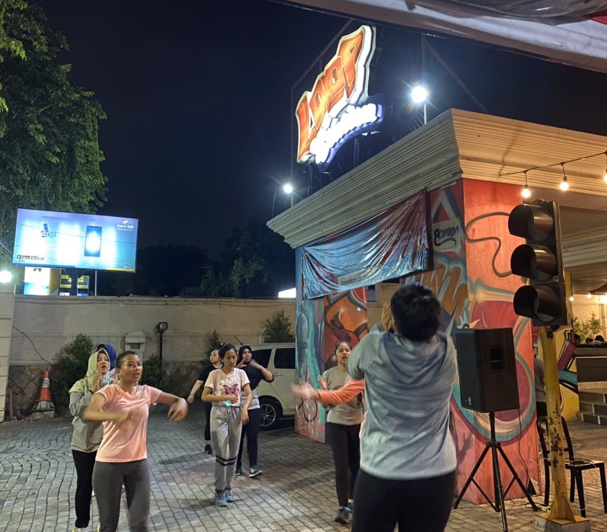 loopstationid's tweet image. Lemak numpuukkk? Aduhhh hempaskaannn ajaaaa loopers..
Daripada senin malem mager, melimpir ajaaa ke @loopstation.sby 
Ikutan aja Aerobic bareng temen-temen @fit_and_fun_club!
Pengen gabung?
Langsung aja kontak @fit_and_fun_club, Gratissss! 
#Loopstationsby
#Loopcorner3