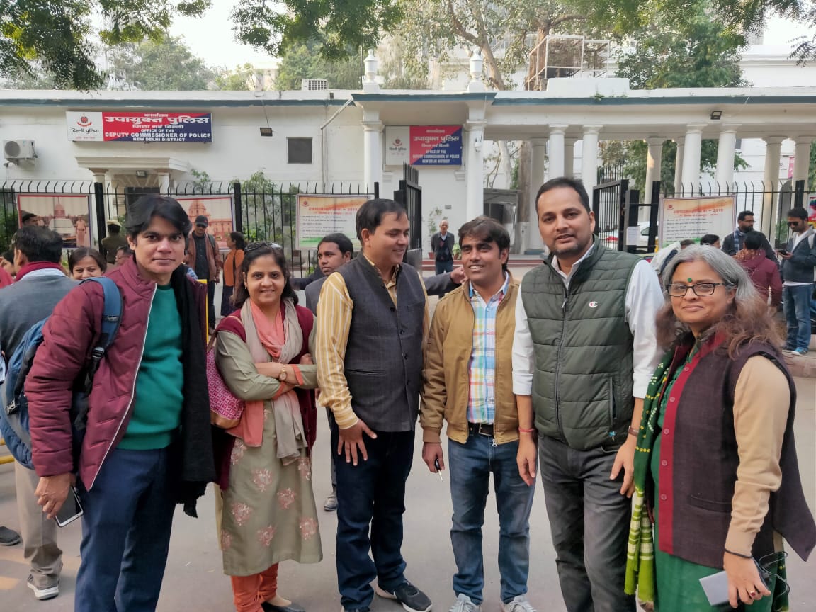 DrSudhanshu_kr's tweet photo. डुटा ने 4 तारिख को जो आंदोलन लांच किया था वह अपने चरम पर है।तन मन धन से शिक्षक साथी आंदोलन को आगे बढ़ा रहै हैं। सर्द रात में हजारों शिक्षक जिसमें महिला शिक्षक भी हैं खुले आसमान में सो रहे हैं। सत्ता केंद्र में हलचल की खबर है.@DrRPNishank @PMOIndia @HRDMinistry @narendramodi https://t.co/geqJgcG9Fi
