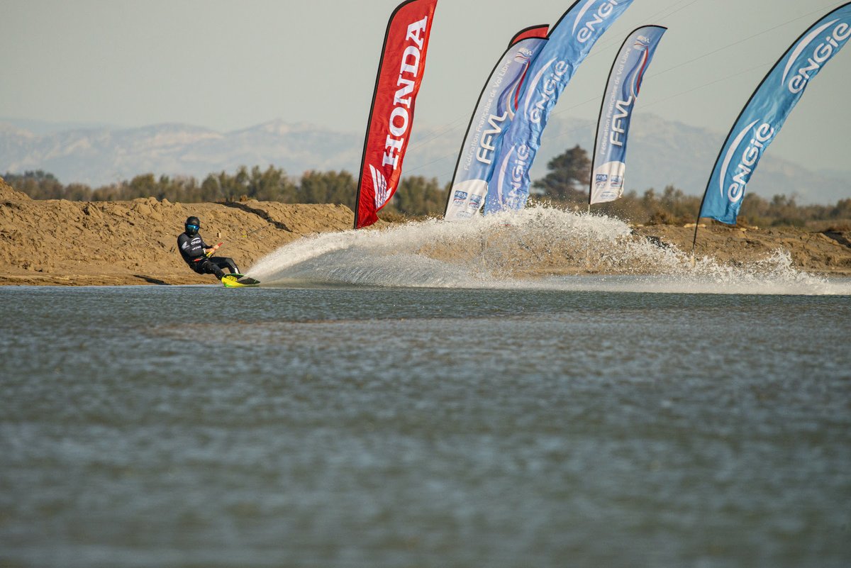 FigaroNautisme's tweet photo. Record de vitesse en #kitesurf : une dernière chance demain pour Alex Caizergues ? https://t.co/892c2MYrsQ @AlexAC21 @HondaMarine @FFVL #SaltandSpeed https://t.co/uzB5u23rTM