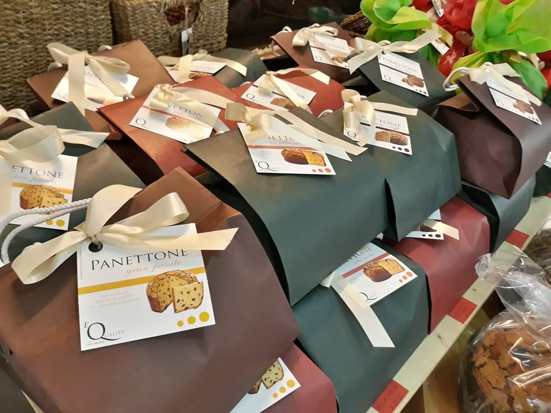 PANETTONI per tutti i gusti 🎁
#classico per gli amanti della tradizione, golosi al #cioccolato &amp; #pesca, cioccolato &amp; #pera, Gran Passito... anche #vegan e #glutenfree

Nelle nostre #botteghe e su
prodottiequal.it

#equal #equosolidale #natale  #panettone #artigianale