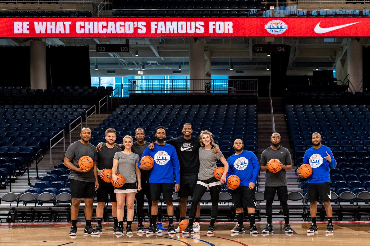 stayhumble's tweet photo. Got a chance to lace up the #Kyrie6 with the @NikeChicaqo family early! S/O @lanezphoto for the dope flicks...u already know a couple of buckets were delivered! #TheBIGS #BlessBuckets #NikeChicago #ChiEliteClassic #ItsUS https://t.co/a1oRsiDlh8