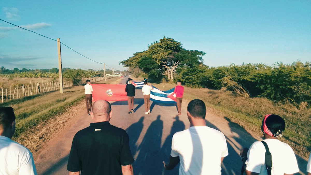 UJC_Venezuela's tweet photo. En camino al Panteon de los Caidos por la Defenza de la Patria.
#SomosCuba #SomosContinuidad https://t.co/QBYUv2ge29