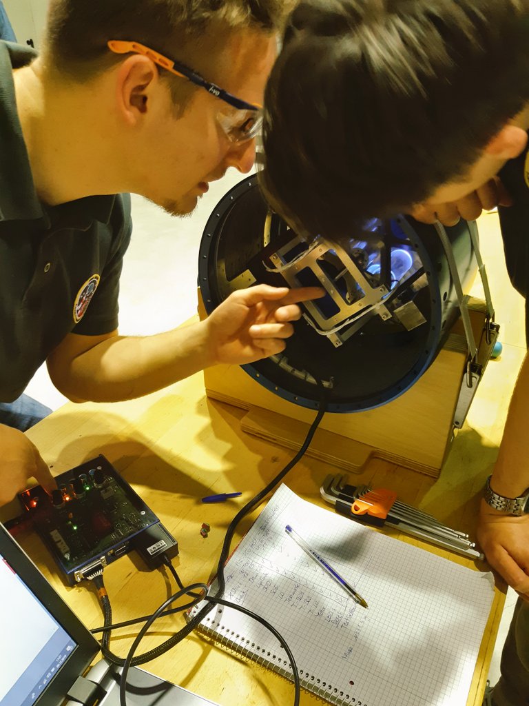 The hardest part is over! The experiment was tested with vibration loads of up to 7 g. No parts got loose and a quick checkup reveals full functionality. Seems like we did a good job in mechanical design and simulation! #RoadToRexus #StudentsToSpace ~fs