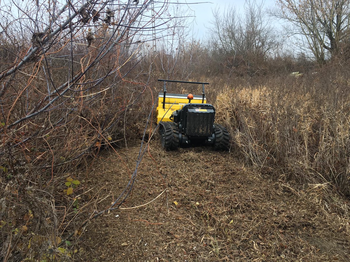 Energreenspa's tweet photo. Kolejny #RoboGreenEvo został sprzedany od razu po pokazie i będzie pracował na linii kolejowej
Pogoda fatalna, deszcz, grząski teren - ale nawet w takich warunkach dajemy radę
#EnergreenForYourSafety #RoboGREENevo #RadioControlledMachine #Robot #Robo #Tool #ProfessionalMachines https://t.co/9TFyJFXvdX
