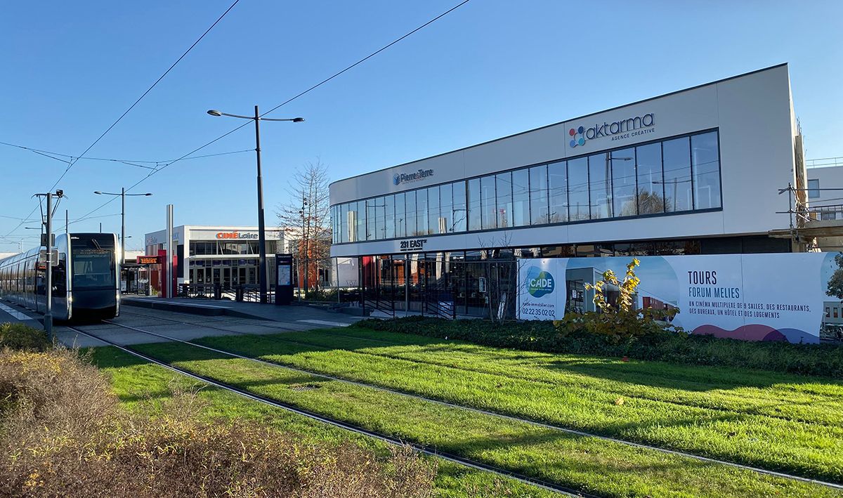 Aktarma_fr's tweet photo. Des nouveaux bureaux pour Aktarma ! Situés en face du cinéma de Tours Nord (au terminus du tram, Vaucanson), nos locaux riment désormais avec modernité, design, lumière et convivialité. De quoi stimuler notre créativité et accueillir confortablement nos clients bien aimés :-). https://t.co/Pp4wGUejzT