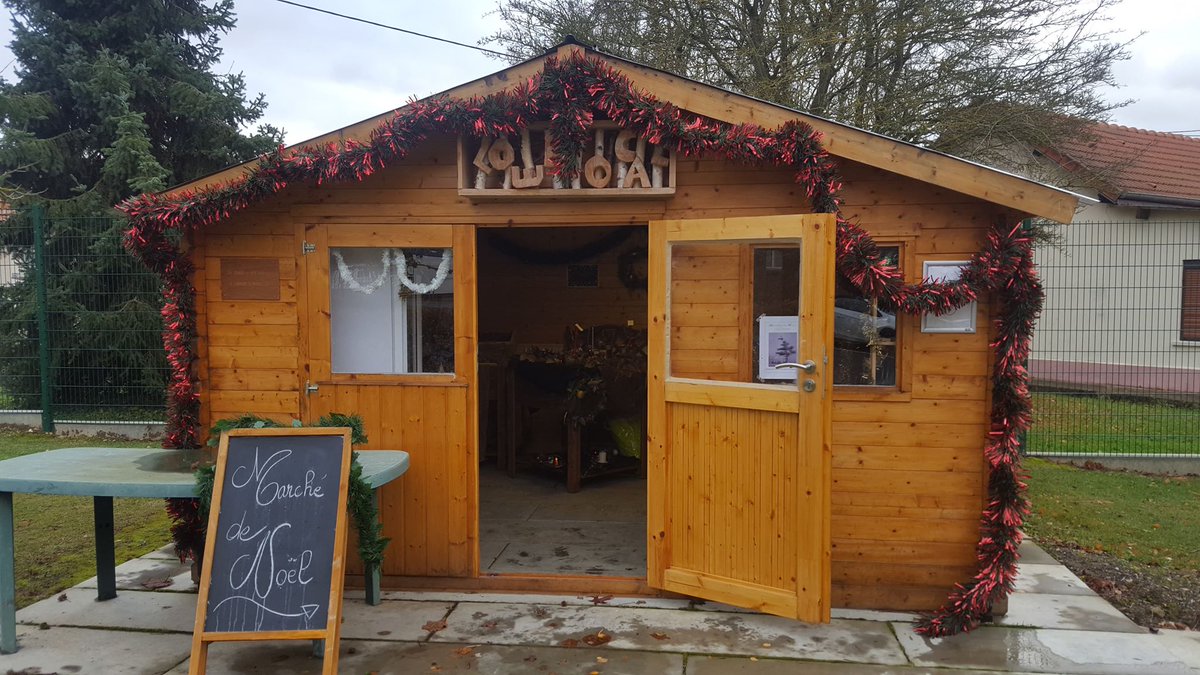 Projet_LumoS's tweet photo. [Marché de Noël au chalet] 
Cet après-midi, le chalet ouvre ses portes pour le marché de Noël!
Venez découvrir les créations réalisées par les jardiniers du jardin partagé de l'établissement!

#EnseignementAgricole #LumoS #EPLHauteSomme #Noel #JardinPartagé #Créations #Faitmain https://t.co/Tgpb2hVRuk