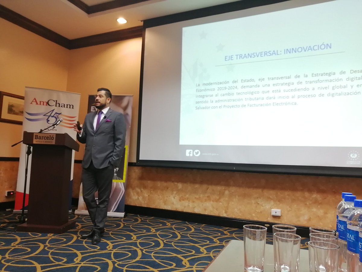 AmChamSal's tweet photo. El Ministro de Hacienda, @Nelfuent comparte con nuestros #AmChamMembers y asistentes a nuestro evento las iniciativas del Gobierno para impulsar un #GobiernoDigital. https://t.co/SDow42ut6V