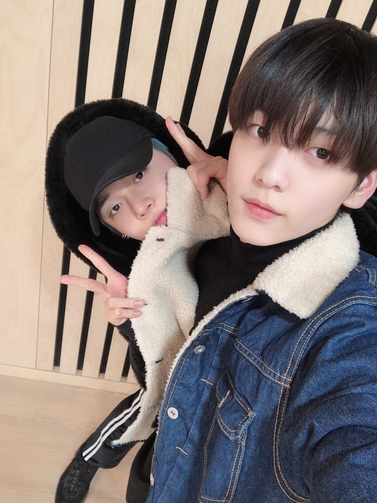 yeonbinlab's tweet photo. this hits different knowing that soobin took a selca with yeonjun while wearing the clothes he bought for sb's bday just after he had a solo vlive and said "isn't it pretty~" 

yeonbin nation we cry at dAWN https://t.co/HCPXl3Bau7
