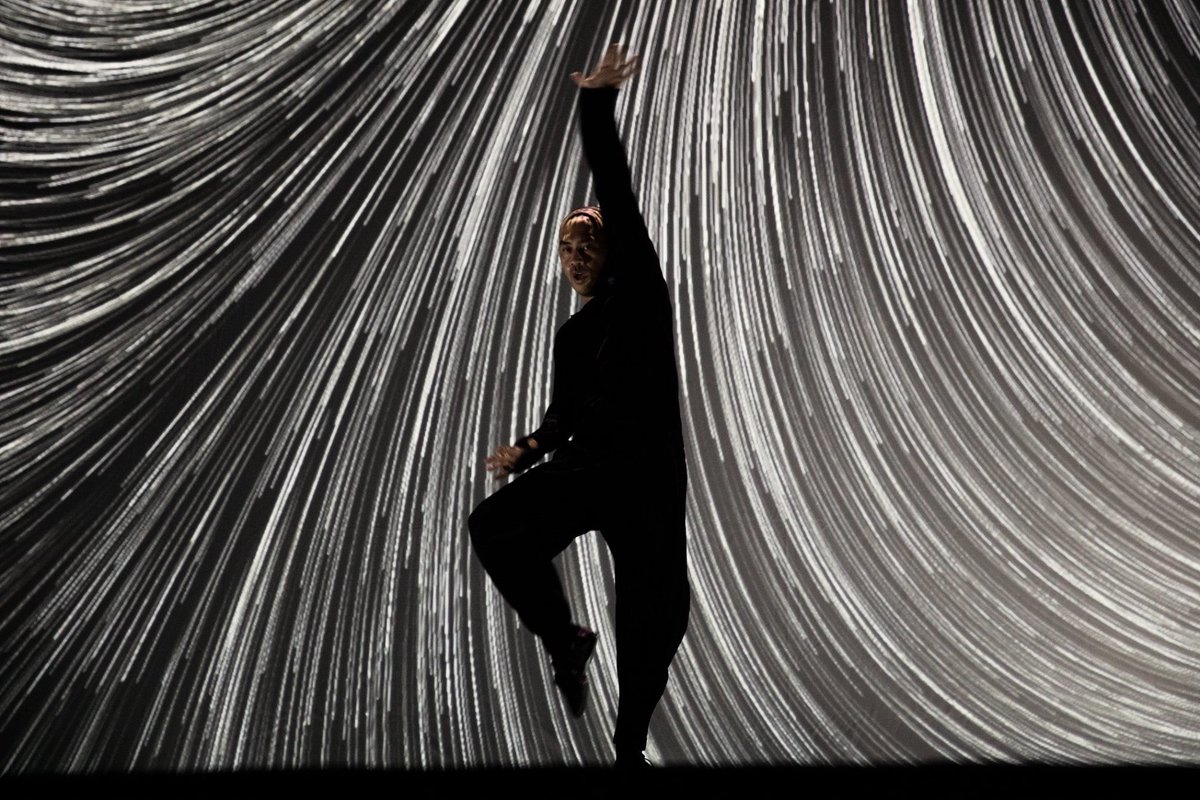 ✨La forza visiva e sonora dello spettacolo di Hiroaki Umeda ha incantato ieri il pubblico del Teatro Comunale “Guerrieri” con ❝Intensional Particle❞, una splendida performance tra arte e danza! Si replica stasera, prenota il tuo posto!📝 
➡️ bit.ly/IntensionalPar… #matera2019