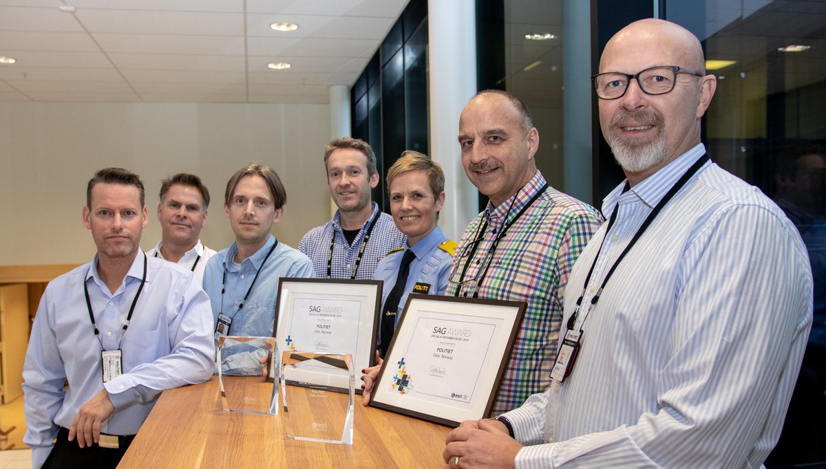 Politiet vant pris for sitt GIS-arbeid! I dag overleverte vi årets SAG-award fra Esri til Politiets IKT-tjenester og Politidirektoratet. Dette er en pris som går til de som gjør gode prestasjoner innenfor GIS-faget. Les mer om bakgrunnen og samarbeidet: geodata.no/blogg/2017/10/…