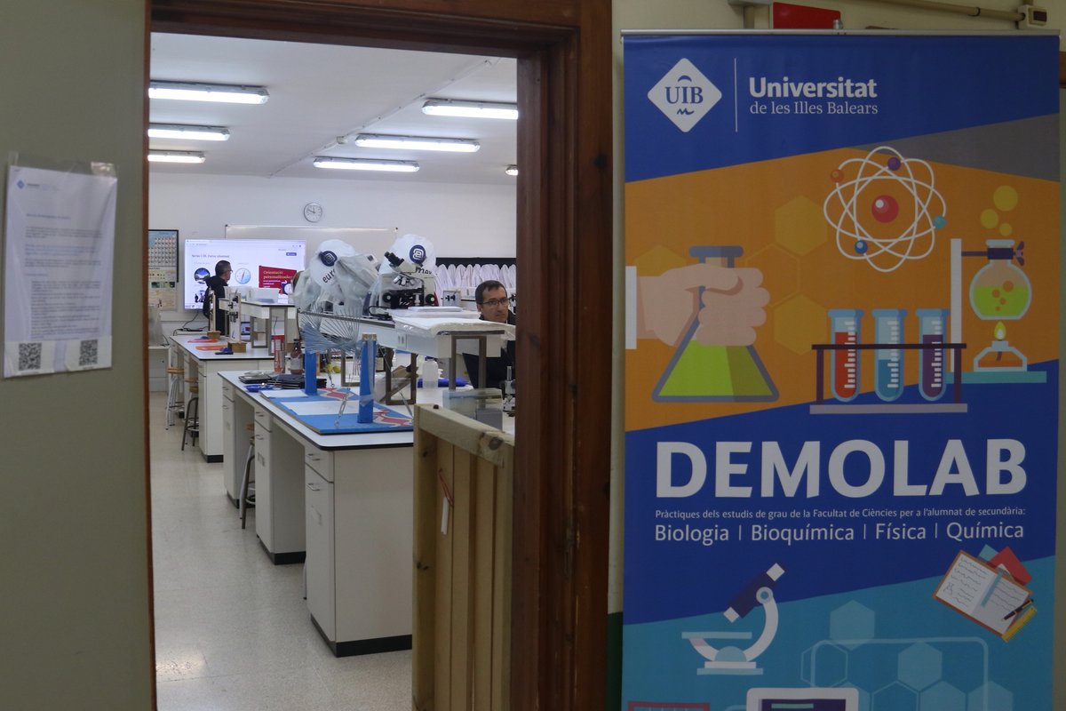 UIBuniversitat's tweet photo. 🎮🔎🔬Els membres del Patronat de la #FundacióSaNostra Caixa de Balears han visitat la UIB per conèixer les iniciatives que l'entitat i @Bankia patrocinen en el marc del Programa d'Orientació i Transició a la UIB @PortUIB: #Demotec, #Demolab i #Arqueòdrom ➡️#SeràsUIB https://t.co/JDmK3p77t3