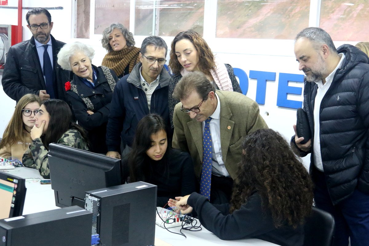 UIBuniversitat's tweet photo. 🎮🔎🔬Els membres del Patronat de la #FundacióSaNostra Caixa de Balears han visitat la UIB per conèixer les iniciatives que l'entitat i @Bankia patrocinen en el marc del Programa d'Orientació i Transició a la UIB @PortUIB: #Demotec, #Demolab i #Arqueòdrom ➡️#SeràsUIB https://t.co/JDmK3p77t3