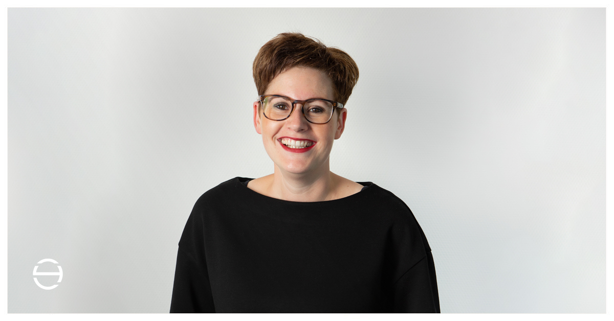 VOORSTELLEN – Deze powervrouw behoeft in Didam en omstreken eigenlijk geen introductie meer. Office manager Carlie is niet alleen moeder van twee prachtige jongens, ze is eigenlijk moeder van ons allemaal. Wij gunnen ieder kantoor wel een Carlie! 🧡