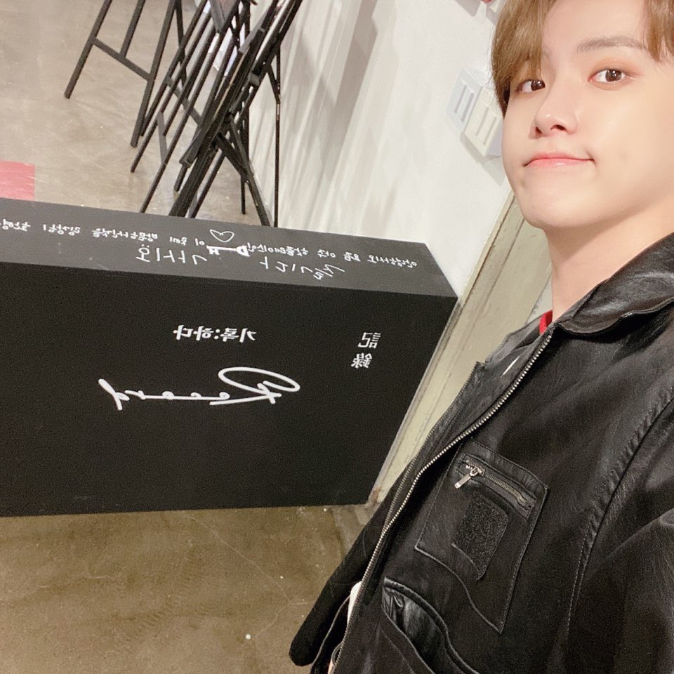 KDH_official's tweet photo. 동한이의 기록들로 더 귀여워진 전시회는 15일까지 만나실 수 있습니다❣️ 깜짝브이앱도 함께해주셔서 감사드리며🙏 월요정🧚 동하니와 함께하는 이번 주도 행복하세요❤️����

#김동한 #KIMDONGHAN #기록하다 https://t.co/RjZnDmlEGi