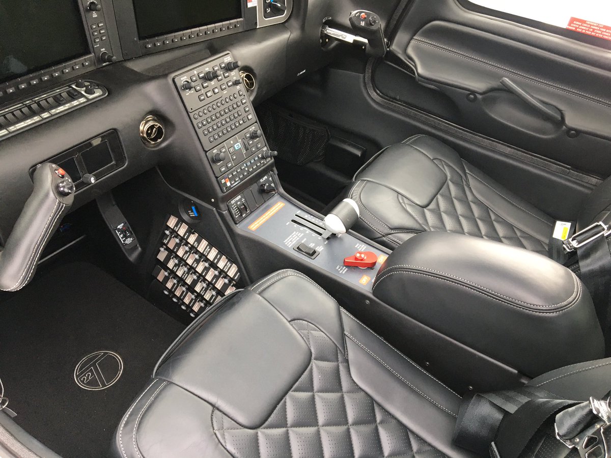 Thokozani Miya on Twitter: "The interior of Cirrus SR22 GTS. Mouth watering  😋#Cirrus #aviation #generalaviation https://t.co/666hR2sQk4" / Twitter