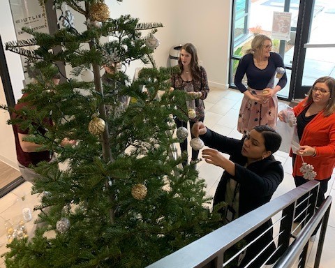 KDPadvisors's tweet image. Our fabulous holiday decorating crew did a fantastic job in our lobby! #happyholidays #kdpcommunity #festiveseason