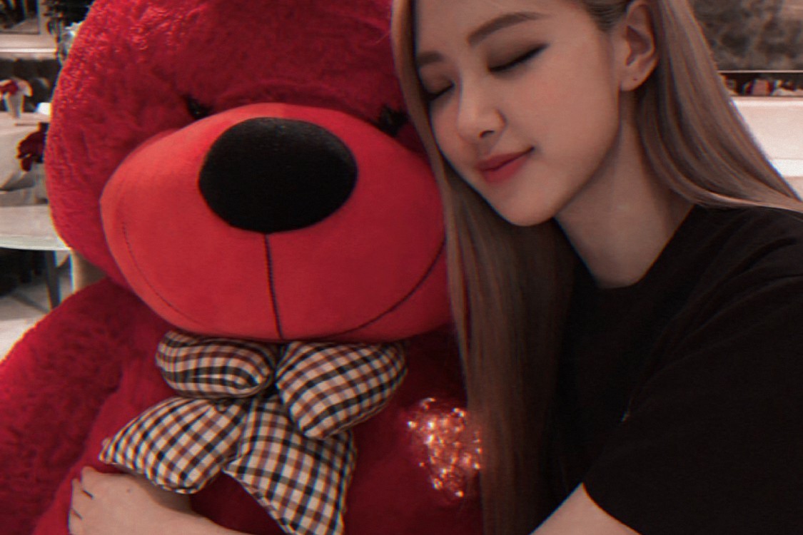 13chnwar's tweet photo. Rosie hugging bears https://t.co/94Vwr6wPNA