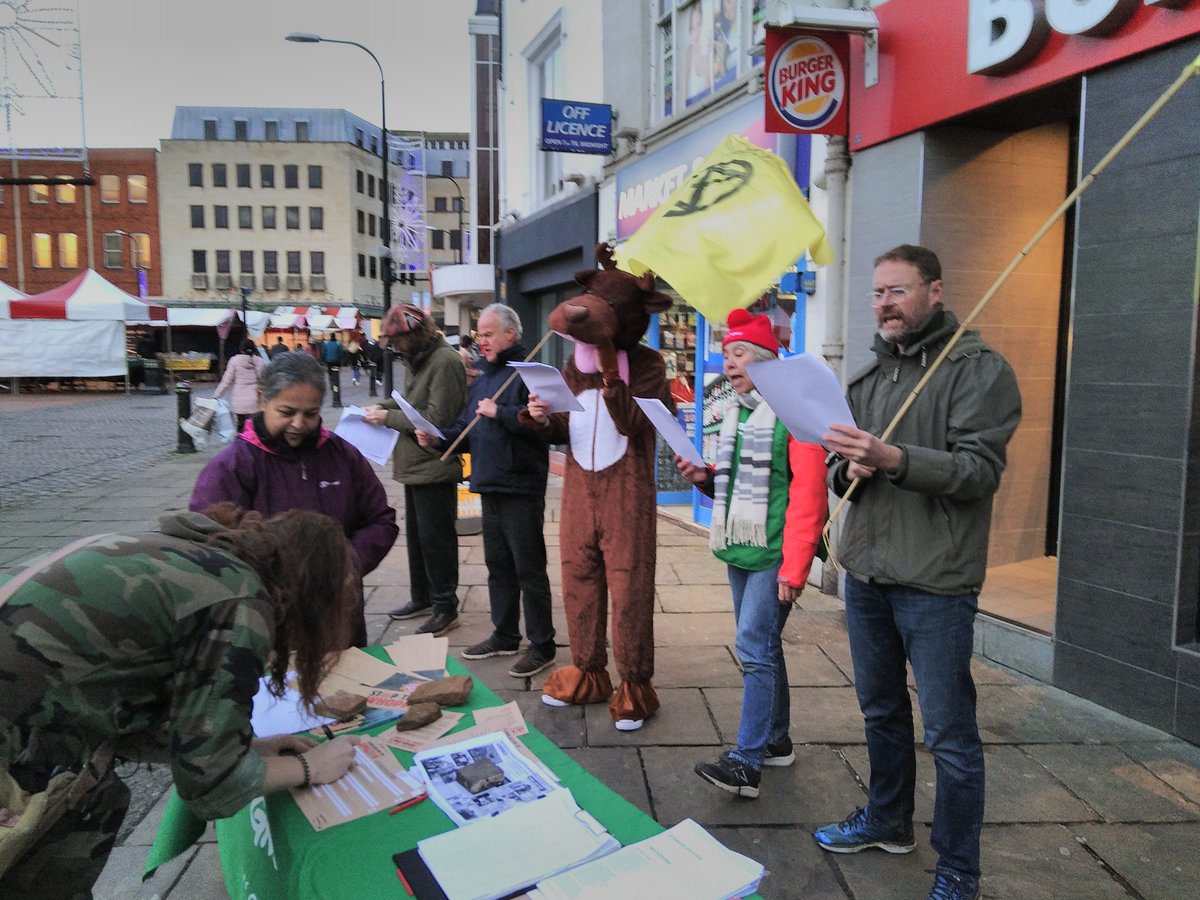 easyscrapa's tweet photo. @NorthantsFoE   been taking messages from .
@BurgerKingUK
 customers who’re angry that they’ve
played a part in the #amazonfires #BKmeltdown
Thanks 
@XRNorthampton
 for your alternative carol singing support https://t.co/dV9CNPSsTP