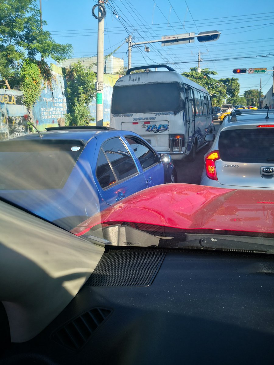 Chef_RobGodoy's tweet photo. Sería muy bueno que controlarán mas la Interseccion de 13av sur y José Arturo castellanos en la cual hay gestores de tránsito, @PNCSV pero muchísimos conductores no respetan el doble sentido de la calle y se van en doble sentido y bloquean a los vehículos que van sobre su vía. https://t.co/CLOi73U0ix