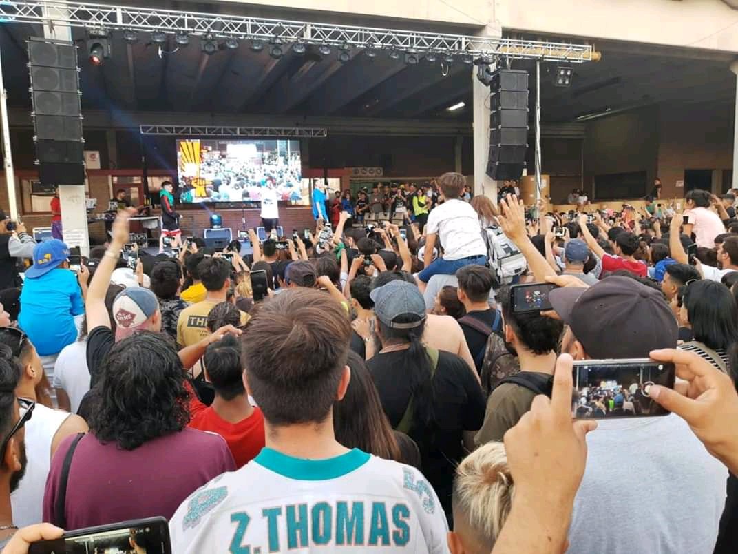 Ediciones_IPS's tweet photo. #FabricaDeRimas en @madygraf
Gracias por la invitación!
Miles de pibes, una tarde a puro Trap, Rap y HipHop, una misma voz contra el golpe en bolivia y en apoyo a la rebelión chilena.
Nuestras obras tratando de aportar a pensar el mundo y organizarse para transformarlo
#trap https://t.co/Ll2rE5UdiD