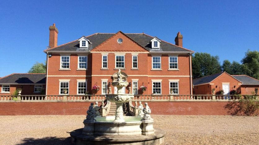 HousePartyS's tweet photo. All weekends in #January available at beautiful Hightree Manor in #leicestershire last minute 3-night stay offer available at just £2695 for up to 23 guests - grab a new year bargain and recharge your batteries ! #NewYear  2020 #exclusive hire #holidays #rentals https://t.co/tlGUUwlhHk