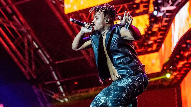 ünlü rapçi Juice WRLD Şikago'daki Midway Airport'a ulaştıktan kısa süre sonra nöbet geçirerek hayatını kaybetti. Şikago Polis Sözcüsü Anthony Guglielmi yaptığı açıklamada, "Görünürde bir suikast işareti gözükmüyor"dedi. #Juice_WRLD ölümü ile hayranları yasa boğuldu #RIPjuiceworld