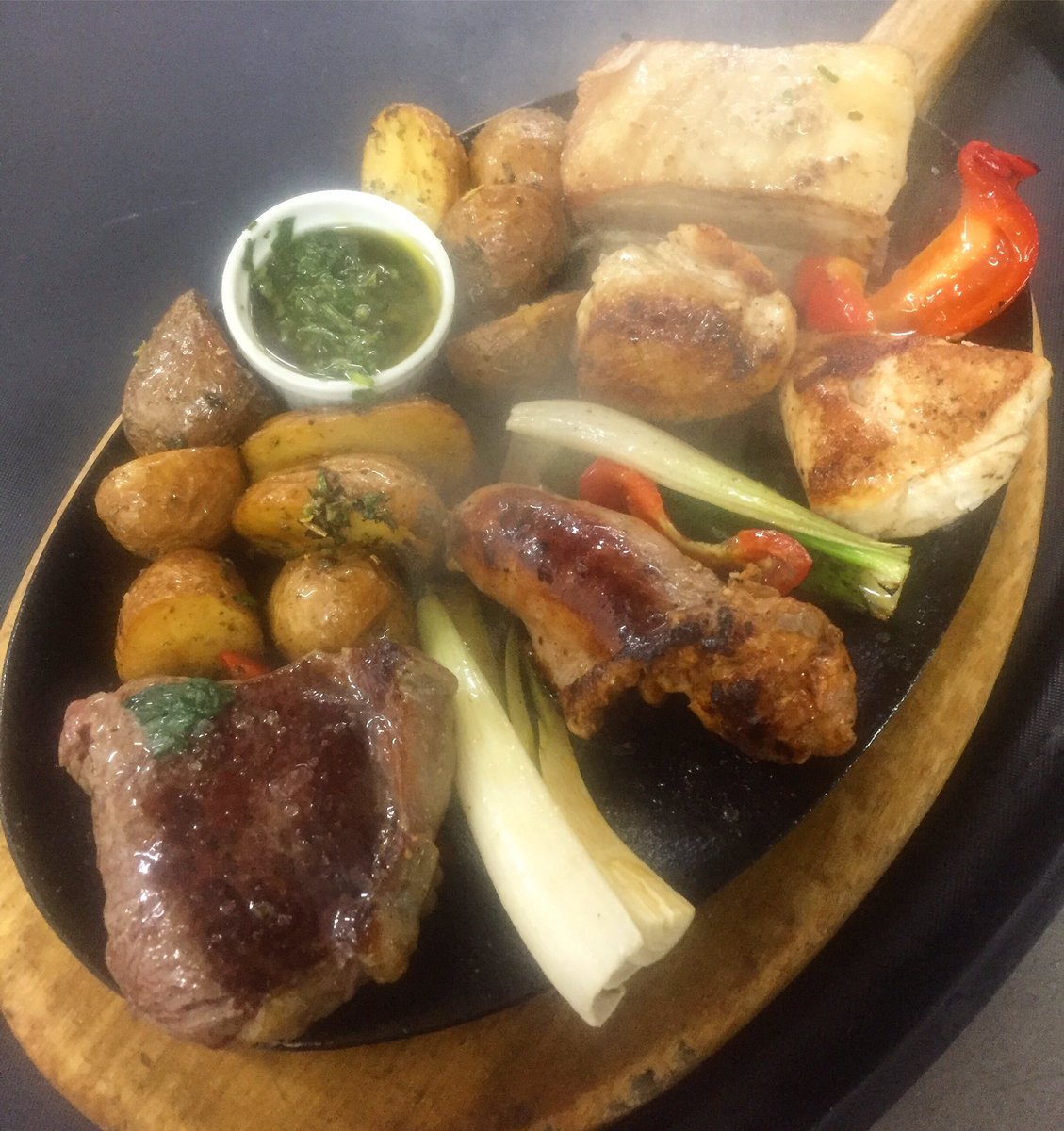 RDivertimento's tweet photo. Empezando la semana con todo el power!!! Nuestro Grillé de Carnes mixtas es un clásico!
.
.
#DivertimentoChileno #carnes #lunes #terraza #comidarica #foodporn #meatporn #primaveraverano #divertimento #parquemet #providencia https://t.co/6h2KCvDhsd